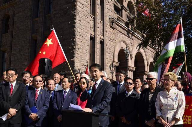 2017年国庆期间，加拿大安大略省华人华侨连续举办多场升旗仪式，时任中国驻多伦多总领事何炜夫妇应邀全程出席活动。图自驻多伦多总领馆网站