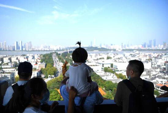 中秋国庆双节假期首日 武汉黄鹤楼景区热度全国第一