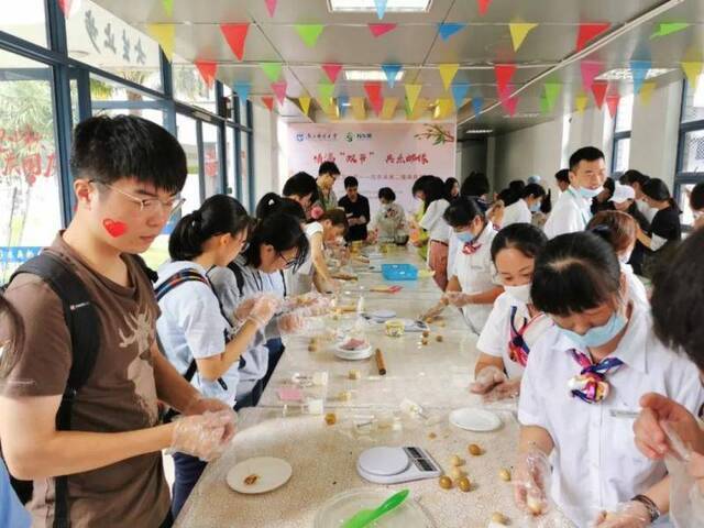 中秋“邮”你  今天南邮的月饼，你吃到了吗？