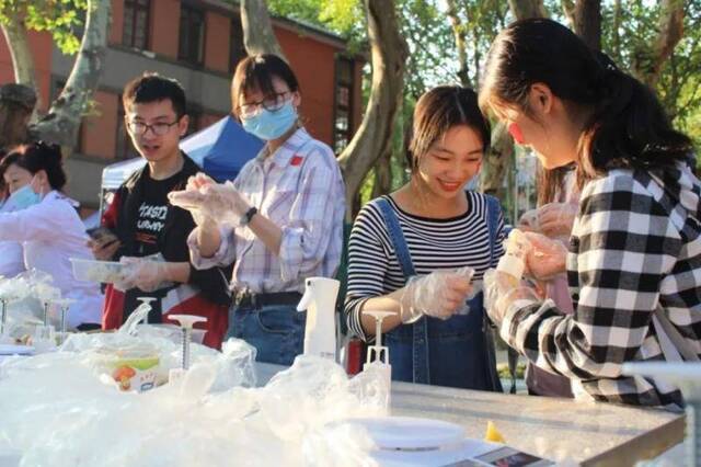 中秋“邮”你  今天南邮的月饼，你吃到了吗？