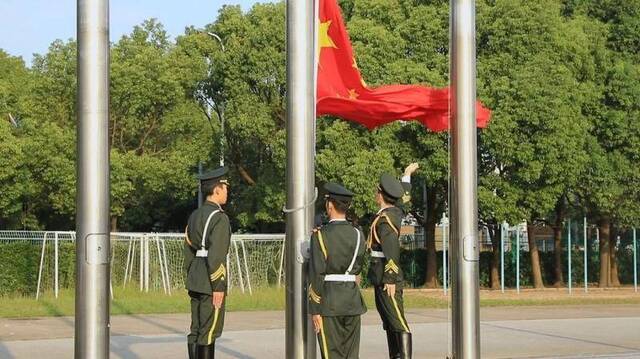 我校举行庆祝中华人民共和国成立71周年主题升旗仪式暨爱国主义教育活动