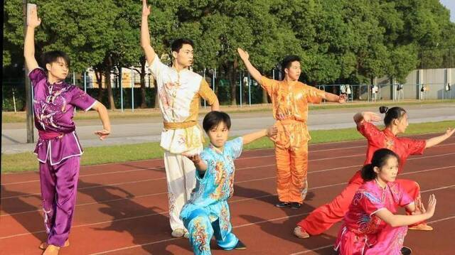 我校举行庆祝中华人民共和国成立71周年主题升旗仪式暨爱国主义教育活动