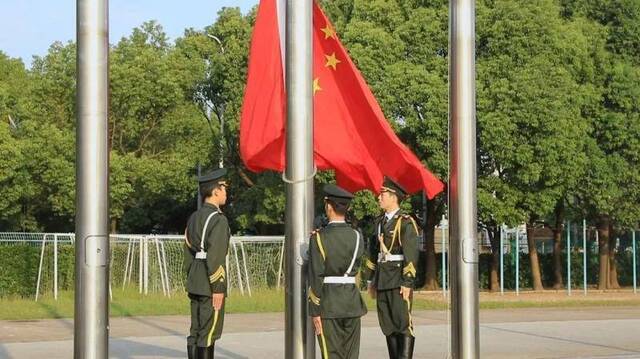 我校举行庆祝中华人民共和国成立71周年主题升旗仪式暨爱国主义教育活动