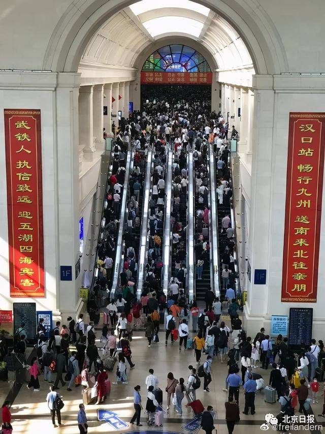 “这是迟到的春运！”十一假期多地车站出现同一幕，看哭网友