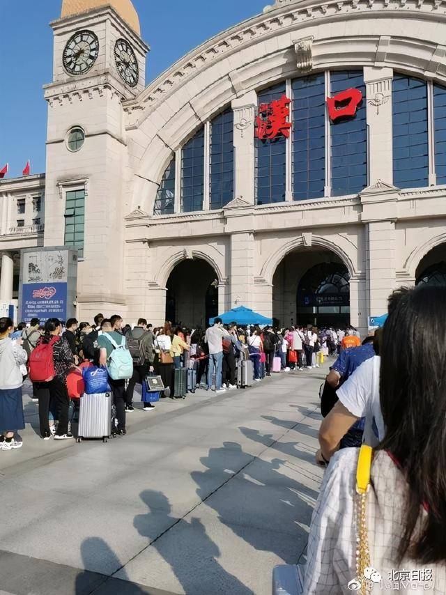 “这是迟到的春运！”十一假期多地车站出现同一幕，看哭网友