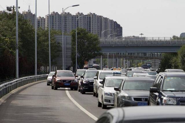 来广营桥南京承高速入口处，两辆非紧急情况下驶入应急车道的车辆。摄影/新京报记者李凯祥