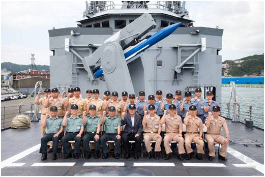 严德发视察台“海军”131舰队（图片来源：台湾《联合报》）