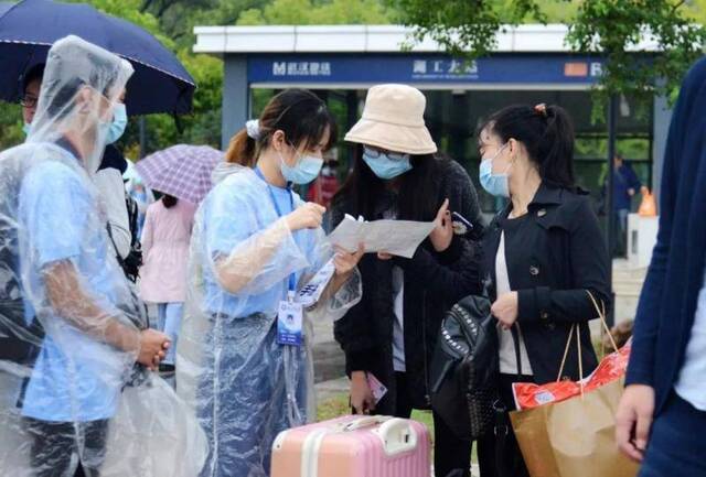 湖小工拍了拍你，快来领取入学纪念册