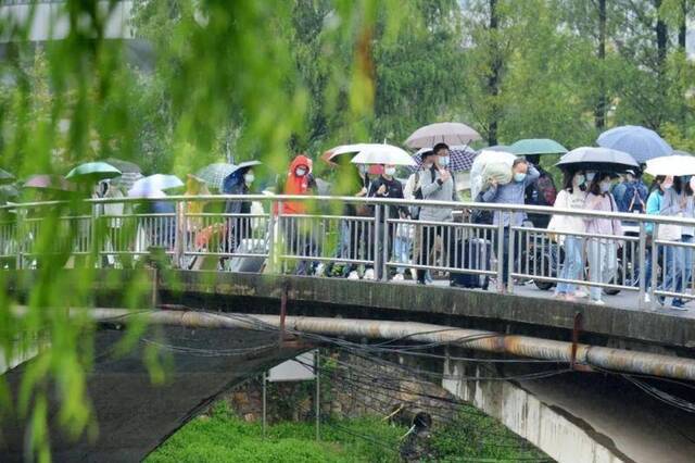 湖小工拍了拍你，快来领取入学纪念册