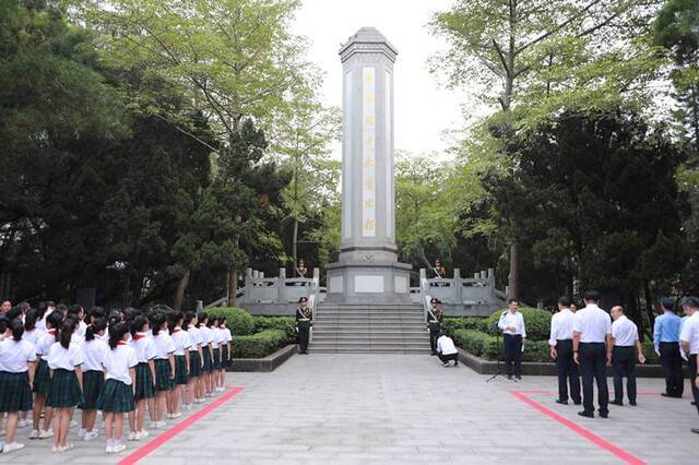 广西梧州：缅怀革命先烈 向人民英雄致敬