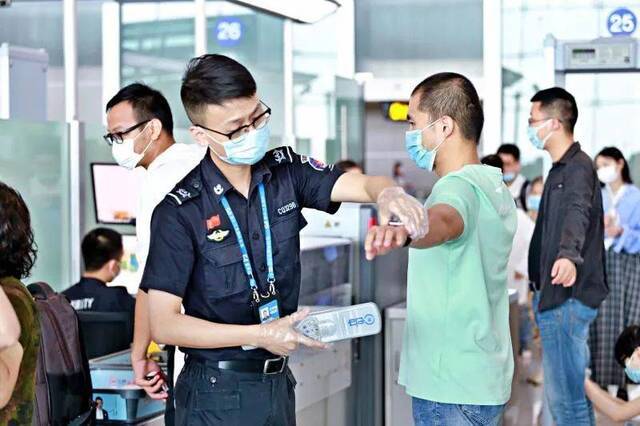 旅客正在接受安检。重庆机场集团供图