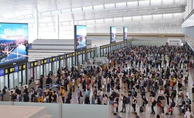 重庆江北国际机场旅客配排队井然有序。重庆机场集团供图