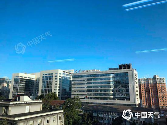 北京今晨天空蔚蓝，风力较大。
