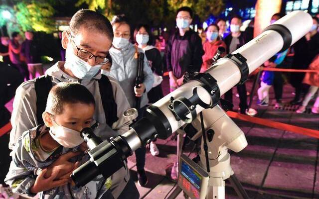 观众排队用望远镜观测月亮。新京报记者吴宁摄