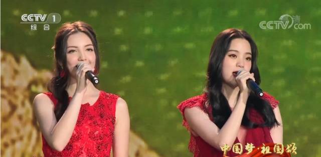 来自台湾的欧阳娜娜（右）和澳门的麦嘉欣演唱《我的祖国》，图片截取自央视视频