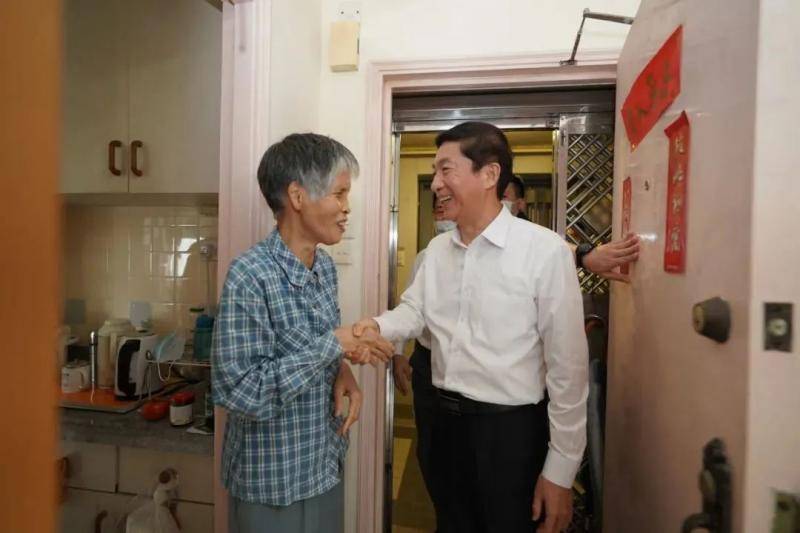 骆惠宁向74岁的香港市民吴璧娴送上节日问候。