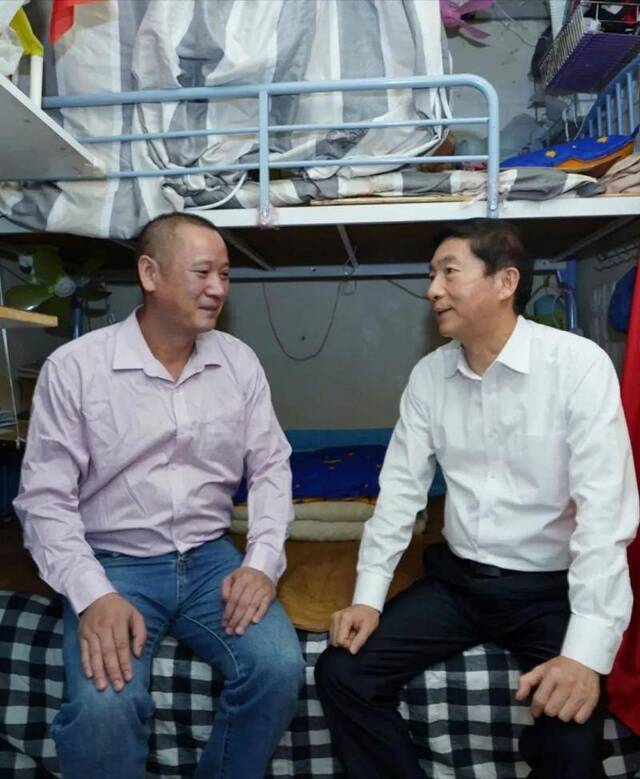 骆惠宁与住在九龙深水埗劏房的徐天民亲切交谈。