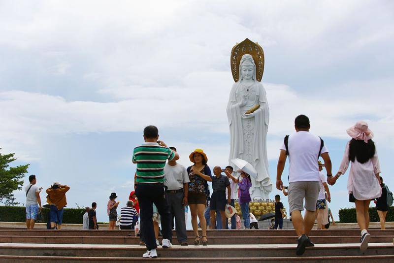  2020年10月2日，海南三亚，游客在三亚南山文化旅游区游览。人民视觉图