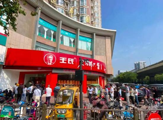 这个国庆像过年！吃饭排队4000桌 酒店入住排40分钟