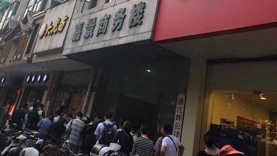 这个国庆像过年！吃饭排队4000桌 酒店入住排40分钟