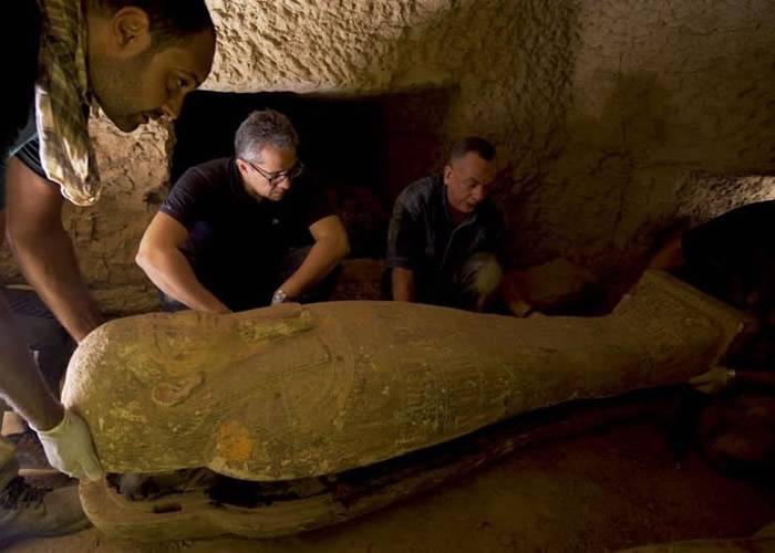 埃及尘封2500年古棺出土铭文彩绘清晰鲜艳
