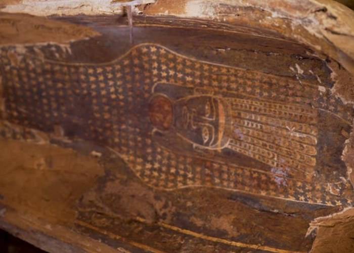 埃及尘封2500年古棺出土铭文彩绘清晰鲜艳