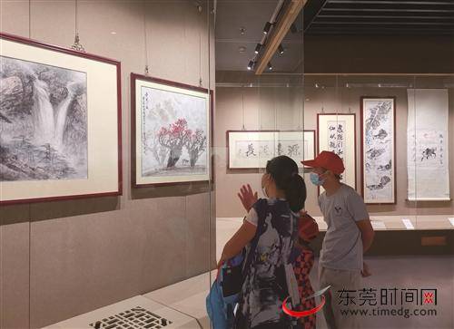 ■市民在东莞市博物馆看展记者赵水平摄