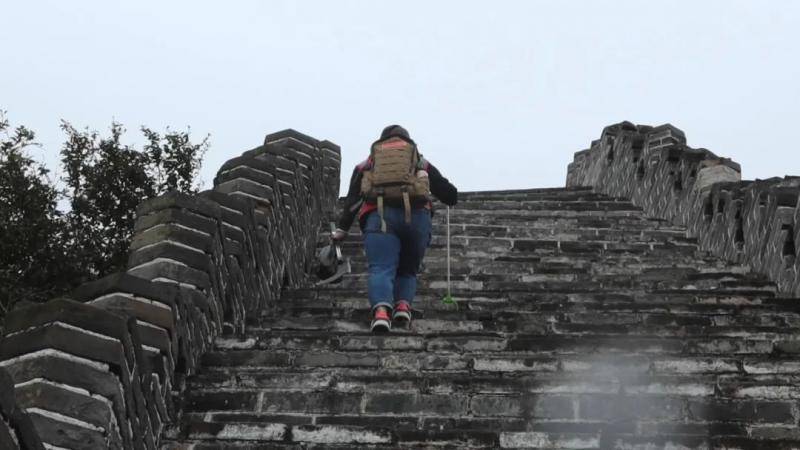 南天门长城有的段落十分险峻，一级台阶近半米高。新京报记者周博华摄