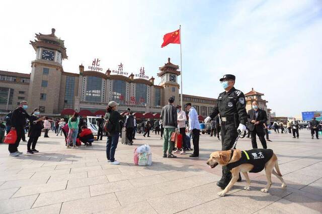 铁警携警犬对北京三大火车站加强假期巡逻搜查