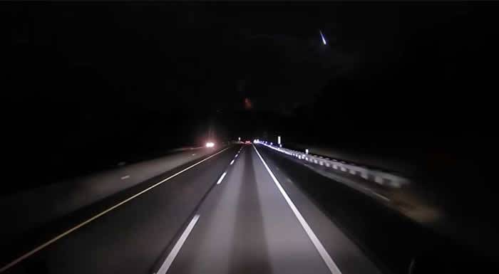 美国的行车记录仪拍摄到夜空中神秘闪光可能是一颗火流星