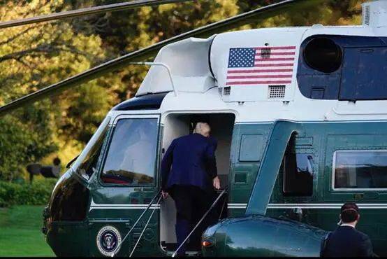 特朗普登上海军陆战队一号直升机图源：美媒