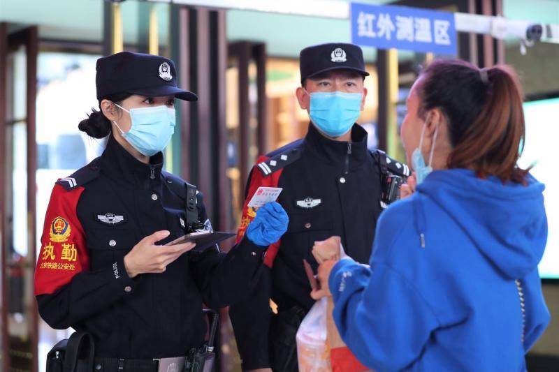 假期3天铁警处理扰序人员14名找回旅客行李7件