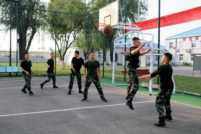 当中秋遇上国庆 在部队过节的别样味道