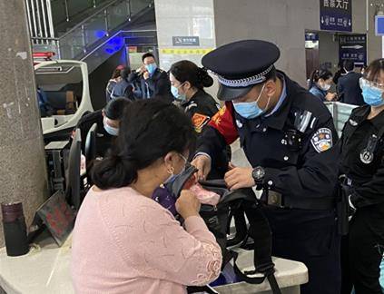 旅客车站接连遇困境 天津站民警逐一解决获称赞
