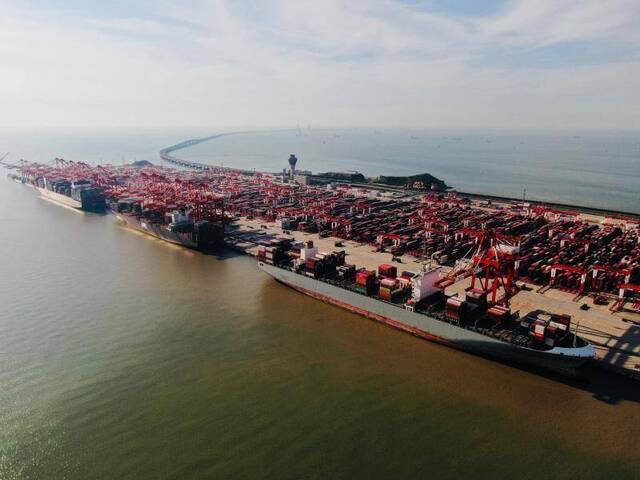 洋山港9月份集装箱吞吐量达到178.5万标箱，环比增长2%，同比增长7.8%陈茂潘摄