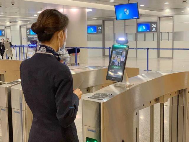 “刷脸”通关仅需3秒！浦东机场启用15条工作人员自助通道