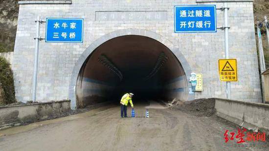 降雨致泥石流山体滑坡 四川平武至九寨沟道路中断