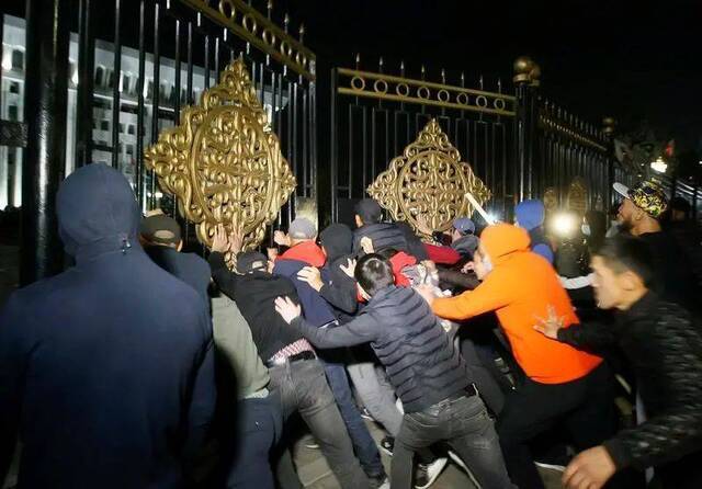 示威者5日晚强行闯入吉尔吉斯斯坦议会大楼图自：社交媒体