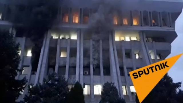 大楼内燃起浓烟视频截图