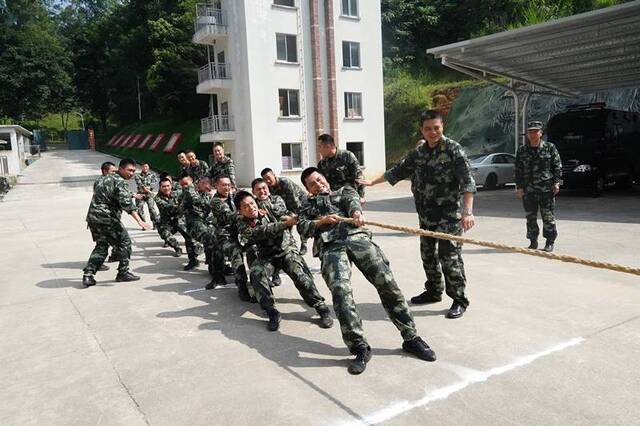 中队官兵正在开展拔河比赛黄泽聪摄