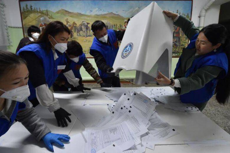 ▲当地时间10月4日，吉尔吉斯斯坦地方选举委员会成员清空投票箱以计票。图据法新社