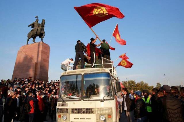 ▲吉尔吉斯斯坦街头的示威者。图据CDE News