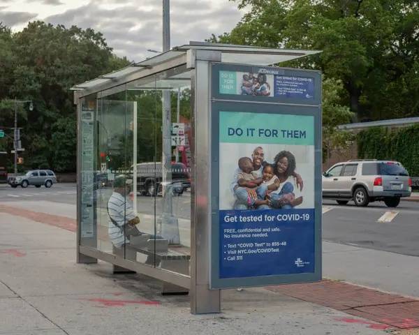 △美国纽约布鲁克林一个公交车站的免费核酸检测广告（图片来源：《纽约时报》）