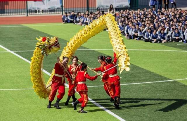 视觉盛宴！南邮大学生在这所中学表演高雅艺术