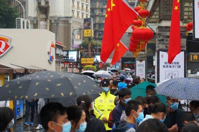 民警在现场执勤图：平安重庆