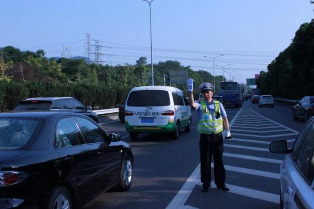 重庆交巡警保障车辆有序通行图：重庆交巡警总队