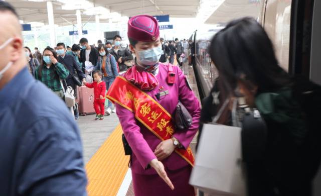 列车长在车门口组织旅客乘降李文航摄