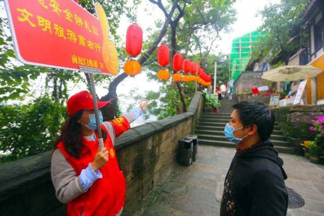 志愿者正在为游客指路图：渝中区委宣传部