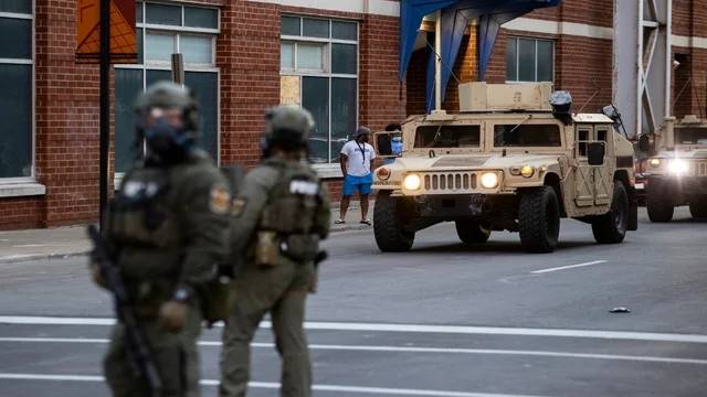 资料图：国民警卫队武装进入市区。（图源：GettyImages）