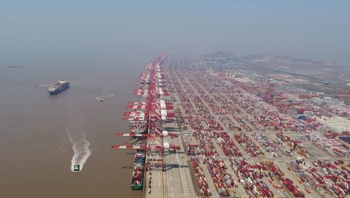 上海口岸首台海港边检智能终端在洋山港试运行